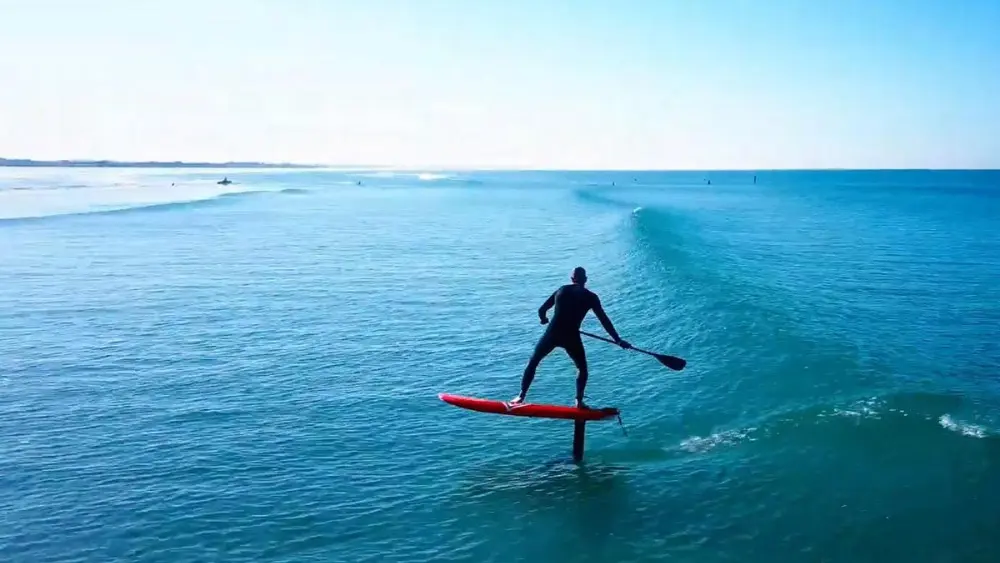 Premières vagues en SUP Foil