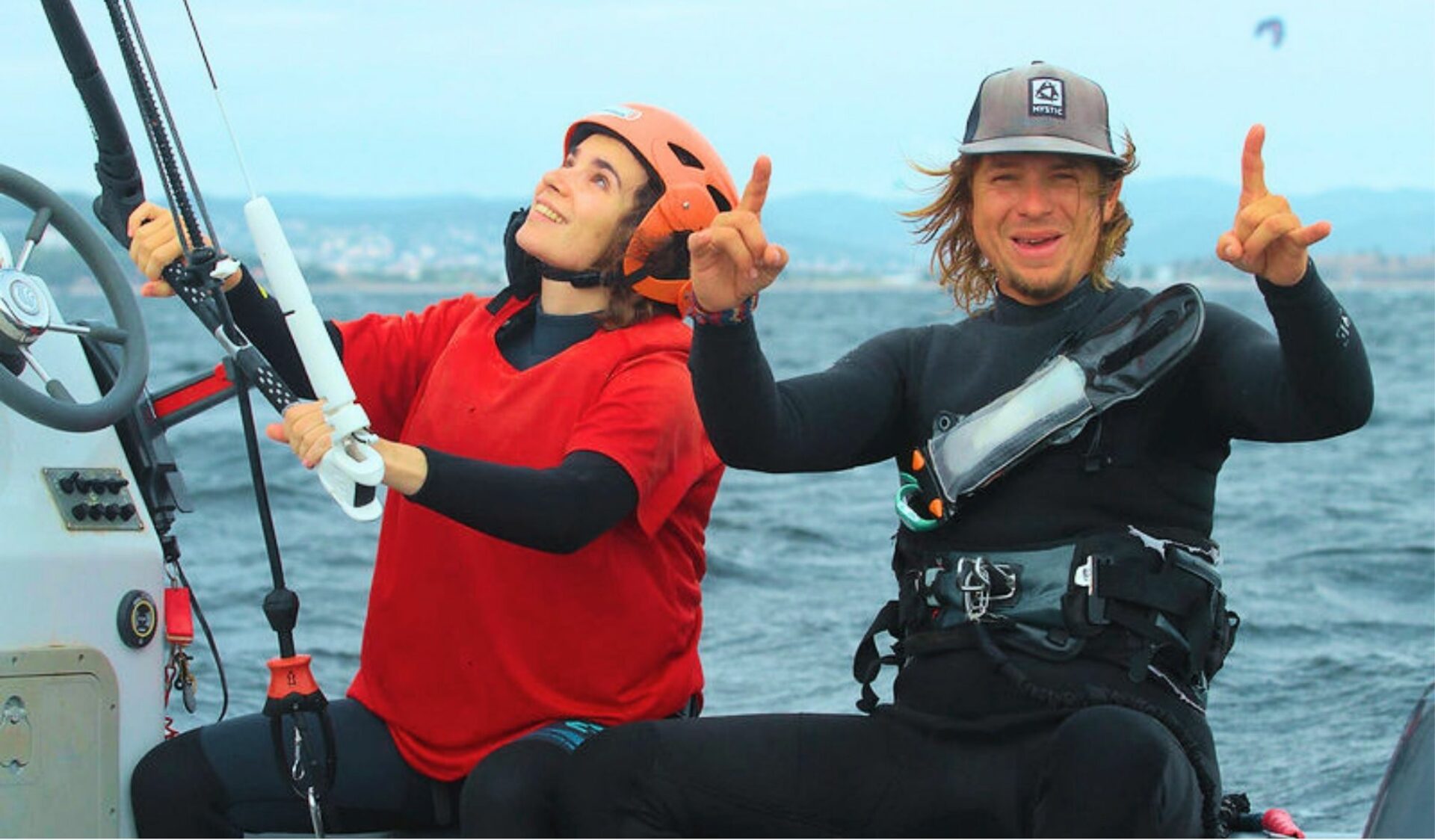Aide moniteur dans l'eau avec stagiaires